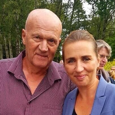Mette Frederiksen står sammen med Kurt ved den officielle undskyldning til Godhavnsdrengene den 13. august 2019.