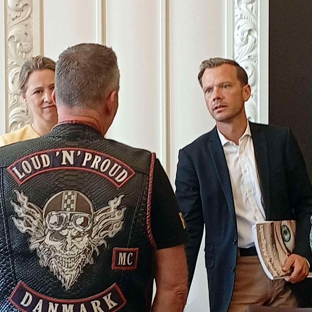Bjørn Christiansen taler med Sophie Hæstorp Andersen og Peter Hummelgaard efter høringen på Christiansborg.