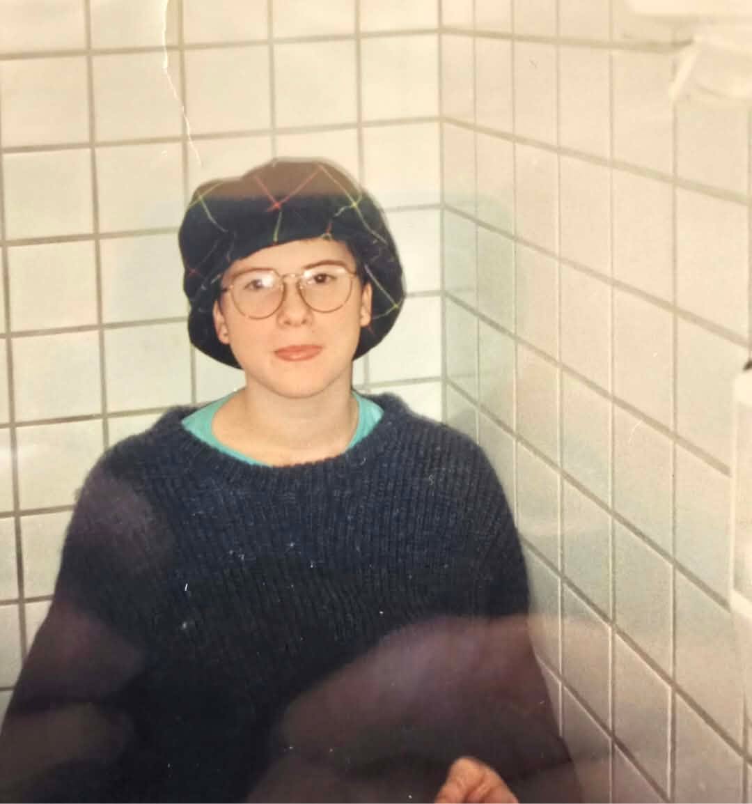 Ung pige som teenager under sin anbringelse på behandlingshjemmet Schuberts Minde